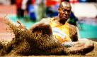 Der Weitspringer Brian Johnson landed nach seinem Sprung bei den US Indoor Track and Field Champinonships im Sand. Die Wettkämpfe finden in Albuquerque, New Mexico, statt. Foto: ap