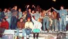 In Osteuropa begann ein Erosionsprozess, der am 9. November 1989 mit dem Fall der Mauer einen Höhepunkt erreichte und eine völlig neue Weltordnung einleitete. Die Kirche hatte dabei maßgeblichen Anteil. Nach der Grenzöffnung strömten Millionen DDR-Bürger zu Besuchen nach Westdeutschland.  Foto: dpa