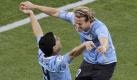 Uruguay's Luis Suarez, left, and Diego Forlan celebrate after Suarez scored the opening goal during the World Cup group A soccer match between Mexico and Uruguay at Royal Bafokeng Stadium in Rustenburg, South Africa, on Tuesday, June 22, 2010. (AP Photo/Marcio Jose Sanchez) Foto: ap