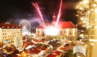 Mit Feuerwerk wird am Montag (23.11.2009) der Weihnachtsmarkt auf dem Alten Markt in Magdeburg eröffnet. Mehr als 130 Stände bieten bis zum 30.12.2009 weihnachtliche Spezialitäten und traditionelles Handwerk rund um das Rathaus der Landeshauptstadt an. Foto: Jens Wolf/lah +++(c) ZB-FUNKREGIO OST - Honorarfrei nur für Bezieher des ZB-Regiodienstes+++ Foto: dpa