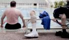 Zvika Karsh, der sein Bein im Sechs-Tage-Krieg 1967 verlor, macht sich bereit zum Sprung in einen Pool in Tel Aviv. Foto: Abir Sultan Foto: dpa
