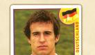 Mehmet Scholl als Panini-Bildchen zur Weltmeisterschaft 2002 in Japan und Südkorea. Leider bleibt es nur beim Bildchen, denn Scholl musste verletzungsbedingt auf die WM verzichten. Dem großartigen Fußballer blieb zeit seiner Karriere eine WM-Teilnahme verwehrt. Foto: Panini