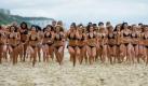 Erinnert Sie diese Szene an eine Fernsehwerbung? Kein Wunder: Die Aktion in Bournemouth war die Idee eines Duschgelherstellers. Fr den Weltrekord wurden eigens Bikini-Models in den Sden Englands gebracht und eine sechs Meter hohe Dusche gebaut. Foto: hgm-press