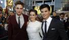 Die drei Stars der Twilight-Saga posierten Arm in Arm: Vampir-Darsteller Robert Pattinson, dessen Werwolf-Rivalen Taylor Lautner (18) und Bella-Darstellerin Kristen Stewart. Foto: ap