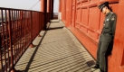 Ein Wachmann döst in der Wintersonne auf dem Drum Tower in Peking. Foto: dpa