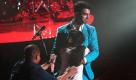 Musiker Joe Jonas wird bei der Aufzeichnung seines Auftritts für das internationale Konzert-Event MTV World Stage in Mexiko-Stadt von einem Fan überrascht. Zum zweiten Mal in Folge feierten mehr als 9000 Fans im National Auditorium und ließen sich auch von schlechtem Sound nicht die Stimmung verderben. Foto: dapd