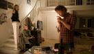 Wohngemeinschaft und revolutionäre Zelle: Die Schwestern Laura (Bernadette Heerwagen, Mitte) und Cecilia Kupper (Johanna Wokalek) wohnen mit Konstantin (August Diehl) in einer idyllischen Wohnung. Draußen tobt die Zukunft - nach einem vierten Golfkrieg ein unwirtlicher Ort. Foto: Universal