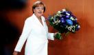 Bundeskanzlerin Angela Merkel kommt in Berlin im Bundeskanzleramt vor der letzten Kabinettssitzung vor der Sommerpause mit einem Blumenstrauß für den scheidenden Regierungssprecher Ulrich Wilhelm in den Raum. Das Kabinett befasst sich unter anderem mit dem Stand beim Ausbau der Kinderbetreuung. Foto: ddp