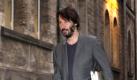 Keanu Reeves in Göttingen (Bild geplant) Vorspann: Text: 
Göttingen (dpa) - Hollywood-Glanz in Göttingen: Für Vorarbeiten an einem geplanten Buch ist Schauspieler Keanu Reeves (45) in die niedersächsische Stadt gekommen. Medienberichten zufolge sprach er mit Verantwortlichen des Steidl-Verlages über ein Buchprojekt, dessen Erscheinen für 2011 vorgesehen sei. Eine Sprecherin des Verlags war am Sonntag zunächst nicht zu erreichen. Fans haben den Filmstar («Matrix», «Speed») am Donnerstag in der Göttinger Innenstadt erkannt und angesprochen, hieß es. Reeves gab Autogramme und ließ sich mit einigen seiner Bewunderern auch fotografieren.
 Foto: dpa