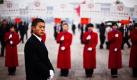 Angestellte zeigen den Delegierten des 11. Großen Volkskongresses den Weg zu den Bussen in der Chinesischen Hauptstadt Peking. Foto: dpa