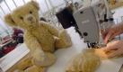 Schlechte Noten für die Teddys: Ende 2010 nahm Stiftung Warentest verschiedene Spielzeuge unter die Lupe. Das Ergebnis zeigte auch gefährliche Stoffe in einem von Steiffs Teddybären. Der Konzern nahm daraufhin Stellung: Die damalige Fertigung in China konnte die für Steiff relevante Qualität nicht liefern, daher hat das Unternehmen die Produktion seit zwei Jahren Stück für Stück zurückgezogen. Seitdem setzt das Kuscheltierunternehmen wieder voll auf Made in Germany. Foto: dpa