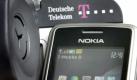 ARCHIV - Ein Mobiltelefon im T-Mobil-Netz und ein Festnetztelefon der Telekom, aufgenommen am Mittwoch (25.02.2009) in Düsseldorf (Illustration). Telekom-Chef Obermann setzt große Hoffnungen auf die Verschmelzung von Mobilfunk und Festnetz in Deutschland. Bis zu 600 Millionen Euro jährlich soll die Integration in einigen Jahren an Synergien bringen. Foto: Martin Gerten dpa/lnw +++(c) dpa - Bildfunk+++ Foto: dpa