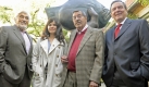 Schauspieler Mario Adorf, die Schriftstellerin Julia Franck, Literatur-Nobelpreisträger Günter Grass und Altkanzler Gerhard Schröder stehen in Lübeck vor der Grass-Skulptur Butt im Griff.  Foto: dpa