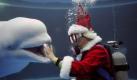 Was die Wale nicht alles ertragen müssen: Im Hakkeijima Sea Paradise Park im japanischen Yokohama sogar einen Weihnachtsmann - dabei glauben Japaner normalerweise ebensowenig an Santa Claus wie Belugawale. Foto: dpa