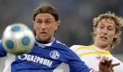 Schalkes Marcelo Bordon (l) schirmt den Ball gegen den Leverkusener Stefan Kießling ab. Kießling hatte  in der 44. Minute das 2:0 für Leverkusen erzielt, doch Schalke erzielte in den letzten zehn Minuten noch den Anschluss- und Ausgleichstreffer. Foto: dpa