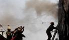 Wasser marsch: Indische Feuerwehrleute bekämpfen Flammen in Kalkutta. Foto: Piyal Adhikary Foto: dpa