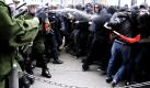 Polizisten setzen am Freitag (01.05.09) in Ulm am Rande einer Maidemonstration Pfefferspray gegen Demonstranten ein. Im Laufe der Protestveranstaltung kam es zu Auseinandersetzungen zwischen der Polizei und Demonstranten. Foto: ddp