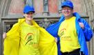 Wenige Tage vor dem Papstbesuch präsentieren Josephine Lippach (21) und Ralf Schwenken (46) vor dem Erfurter Dom die Kleidung der freiwilligen Helfer. Die Ausstattung, bestehend aus T-Shirt, Regenjacke und Basecap, ist in den Farben Gelb und Blau gehalten. Der Papst besucht Deutschland vom 22. bis 25. September.  Foto: dpa
