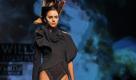 Ein Model präsentiert auf der India Fashion Week einen traumhaften Entwurf des Designers Gaurav Gupta. Foto: ap