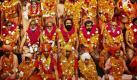 Hinduistische Priester feiern das Ende des Kumbh Mela-Festes im indischen Haridwar. Bei dem weltweit größten religiösen Fest kamen mehr als zehn Millionen Menschen zusammen. Foto: ap