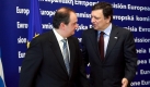 José Manuel Barroso begrüßt Costas Karamanlis auf dem EU-Sondergipfel in Brüssel. Foto: dpa