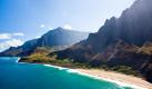 Erkunden lässt sich Kauai auf vielfältige Weise: Wer vor lauter Höhenangst lieber auf einen Rundflug verzichtet, kann mit dem Boot das Eiland umrunden. Mit dem Pferd brechen Urlaub auf Erlebnistour ins Landesinnere auf. Alternativ lässt sich die Insel auch erwandern. Foto: dapd