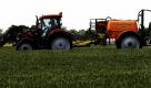 Ein Landwirt verteilte Unkrautbekämpfungsmittel auf seinem Weizenacker bei Gülzow. Da der Deutsche Wetterdienst bereits Regen in Mecklenburg-Vorpommern vorhersagte und die Kornblumen als Ackerunkraut kurz vor ihrer Blüte standen, war derzeit der optimale Zeitpunkt für die Unkraut-Spritze.
 Foto: ddp
