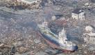 Chaos total: Ein großes Schiff liegt in Kesennuma zwischen zerstörten Häusern. Der Tsunami riss mit ungebremster Kraft einfach alles mit sich. Foto: ap