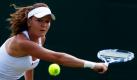Die Polin Agnieszka Radwanska schlägt den Ball zurück an ihre Kontrahentin Melinda Czink aus Ungarn. In der ersten Runde der Damen-Einzel des Wimbledon Tennis Turnier in London gewann Radwanska mit 6:3 und 6:3. Foto: ap