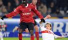 Voller Einsatz! Stuttgarts Georg Niedermeier kann Freiburgs Papiss Demba Cisse den Ball vom Fuß spitzeln. Foto: ddp
