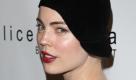 So ein Hut, wie ihn Schauspielerin Melissa George (Grey's Anatomy, Alias, Mulholland Drive) beim Bent On Learning Benefit in New York trägt, hat gleich zwei Vorteile:Man kann im schicken 20er-Jahre-Look auf dem roten Teppich posieren. Und wie die Haare unter der Mütze aussehen, kriegt keiner mit.


 Foto: ap