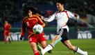 Mit 26 Jahren ist Linda Bresonik (r.) schon zweifache Welt- (2003/07) und dreifache Europameisterin - 2000 mit der U18 sowie 2001 und 2009 mit dem A-Team. Bei den Olympischen Spielen 2008 holte sie Bronze im DFB-Trikot. In dem Jahr wurde sie beim DFB-Hallenpokal auch zur besten Spielerin des Turniers gewählt und wurde Torschützenkönigin. Foto: dpa