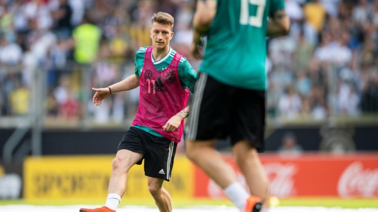 Nationalspieler und BVB-Star Marco Reus schoss sich im Training schon mal warm.