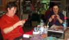 In geselliger Runde klappern die Damen im Strickcafé mit den Nadeln. Foto: news.de