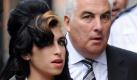 Eigentlich muss sich Skandalsängerin Amy Winehouse im Krankenhaus noch erholen. Für ein Duett mit ihrem Vater verließ die Künstlerin aber das Krankenbett. Am Wochenende war sie schwer gestürzt.
 Foto: dpa