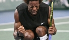 Der Franzose Gael Monfils freut sich über einen Punkt gegen Radek Stephanek aus der Tschechischen Republik beim Halbfinale des BNP-Hallenturniers in Paris. Foto: ap