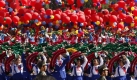 Zum 60. Jahrestag der Volksrepublik China steigen unzählige Luftballons in den Himmel. Ansonsten ist die Feier in Peking vor allem eine Waffenschau. Foto: ap