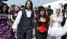 Der Hildesheimer Flugplatz ist an diesem Wochenende wieder das Mekka der Gothic-Szene. Mit dem Auftritt der Newcomer-Band Winterspring hat heute Vormittag das M'era Luna-Festival begonnen. Die Veranstalter erwarten rund 25 000 Musikfans aus dem In- und Ausland zu Europas größtem Festival für Gothic-, Darkwave- und Alternative-Rock. 40 Bands werden bis Sonntagabend auf zwei Bühnen auftreten. Zu den Top Acts gehören in diesem Jahr die britischen Synthie-Popper Hurts (Wonderful Life), die niederländische Gruppe Within Temptation und die deutsche Band ASP. Traditionell ist das Festival aber auch ein Schaulaufen der meist düster kostümierten und geschminkten Besucher. Foto: dpa