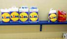 Kunststofftragetaschen der Supermarktketten Lidl und Penny stehen in einer Lidl-Filiale in Wiesbaden.
 Foto: ddp