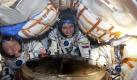 US-Astronaut Michael Fossum (von links), der russische Kosmonaut Sergej Volokov und das japanische Crew-Mitglied Satoshi Furukawa sind nach 167 Tagen im All in der Sojus-Landeskapsel von der ISS auf die Erde zurückgekehrt. Die Kapsel schlug in der kasachischen Steppe nahe der Stadt Arkalyk auf. Foto: dpa
