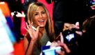 Die US-Schauspielerin Jennifer Aniston gibt in Berlin bei ihrer Ankunft zur Premiere des Films Der Kautions-Cop Autogramme. Die Action-Komödie startet heute in den deutschen Kinos. Foto: dpa