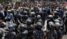 Mit schwarzen Flaggen protestieren Maoisten in Nepal gegen Premierminister Madhav Kumar.  Foto: ap
