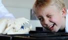 Niklas aus der fünften Klasse der Domschule aus dem schleswig-holsteinischen Schleswig schaut im ersten Schüler-Labor der Landesmuseen des nördlichen Bundeslandes einem Wolfsschädel tief in die Augenhöhlen. Neben einer Schausammlung, die Repliken und historische Originalobjekte enthält, stehen den Kindern und Jugendlichen auf Schloss Gottorf verschiedene professionelle Werkzeuge und Untersuchungsgeräte zum eigenständigen Arbeiten zur Verfügung. Foto: dpa