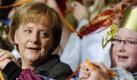 Bundeskanzlerin Angela Merkel empfängt in Berlin junge Sternsinger. Jeweils vier kleine Heilige Könige aus allen 27 deutschen Diözesen wurden stellvertretend für die 500.000 Mädchen und Jungen im Bundeskanzleramt empfangen. Unter dem Motto Kinder finden neue Wege sammeln die Kinder für Not leidende Gleichaltrige in den Entwicklungs- und Schwellenländern. Foto: ddp