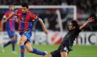 Hamit Altintop (l) vom FC Bayern grätscht Basels Behrang Safari in den Lauf. Foto: dpa