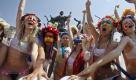 Ukrainian women's rights group Femen, painted in colors of the European Union countries, protest against the regular summer switch off of public utility supply of hot water in central Kiev, Ukraine, Thursday, July 14, 2011. Women symbolically wash themselves in the city fountain to protest the need for hot water all year round, and to highlight the need for the hot water utility during the upcoming EURO 2012 soccer competition. (AP Photo/Efrem Lukatsky) Foto: dapd