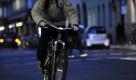 Ein Radfahrer fährt ohne Licht durch die Innenstadt von München. Bundesverkehrsminister Peter Ramsauer (CSU) hat zu Beginn der Fahrradsaison Radfahrer dazu aufgefordert, achtsamer im Straßenverkehr zu sein. Ramsauer sagte der Saarbrücker Zeitung: Das laxe Verhältnis vieler Radfahrer zur eigenen Sicherheit mache ihm Sorge. Foto: ddp