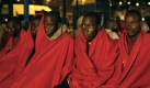 Flüchtline aus Afrika ruhen sich im Hafen von Los Cristianos auf Teneriffa aus. Gemeinsam mit etwa 65 anderen Flüchtlingen wurden sie von der spanischen Küstenwache gerettet. Täglich versuchen Afrikaner, über das Mittelmeer nach Europa zu kommen, wo sie sich ein besseres Leben erhoffen. Foto: ap