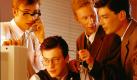 Blur gelten als die Intellektuellen des Brit Pop. Sie sind Sprößlinge eines künstlerisch geprägten Bildungsbürgertums und eignen sich daher hervorragend als Gegenentwurf zu Oasis, die sich als Vertreter der Arbeiterklasse aus dem Norden Englands feiern lassen. Blur und Oasis lieferten sich erbitterte Gefechte um den ersten Platz der britischen Charts. Foto: EMI