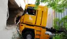 Unfall bei Neuruppin: Ein LKW raste heute in das Schlafzimmer einer 81-Jährigen. Die Frau als auch der LKW-Fahrer wurden dabei schwer verletzt. Das Einfamilienhaus drohte laut Angaben der Polizei einzustürzen. Foto: dpa